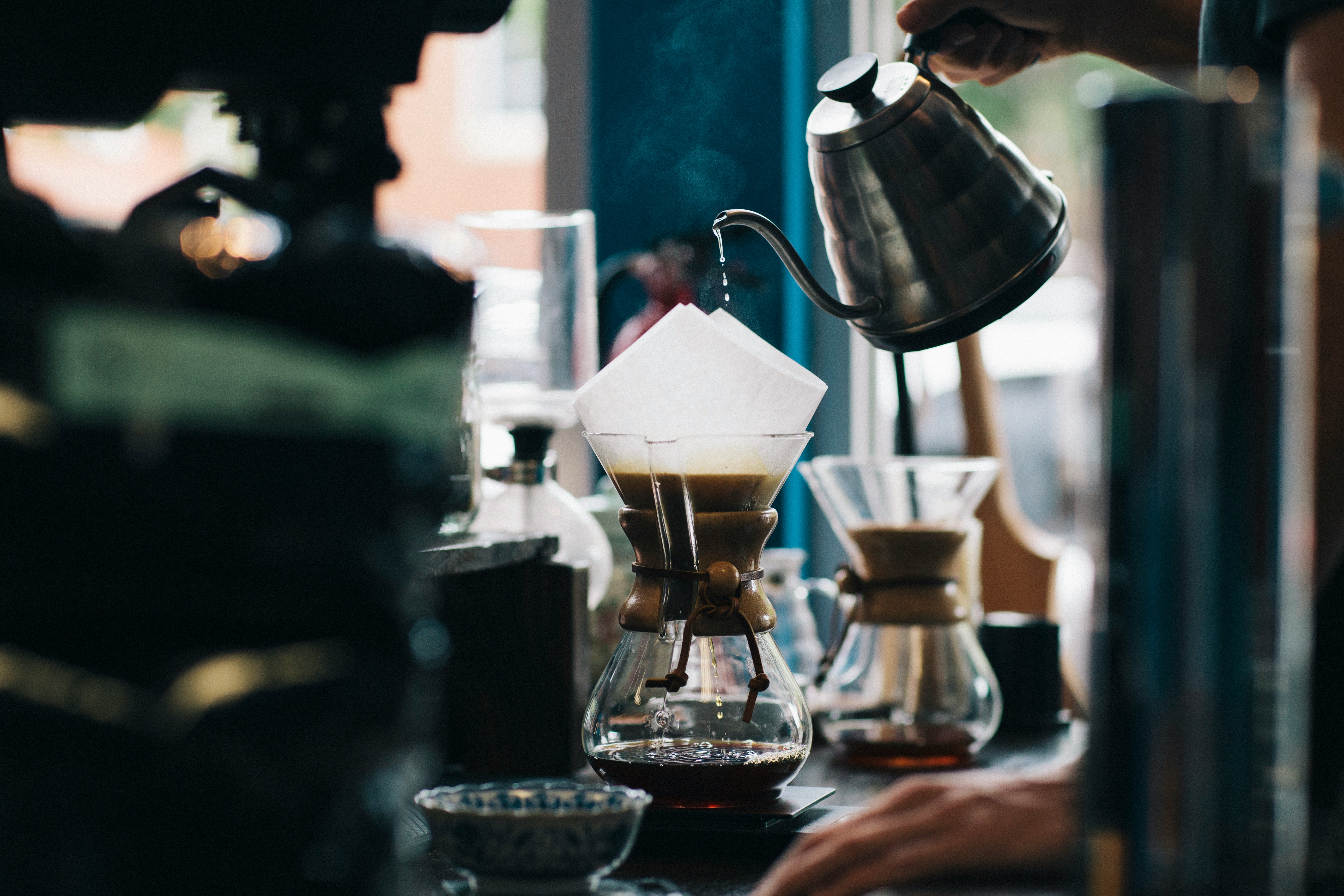 Barista preparando café